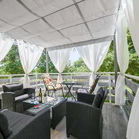 Helena Garden House Holiday home *